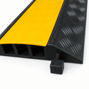 Protector de Cable de 3 Canales / Base de Goma y Tapa de Plástico / Tamaño del Canal 30x30mm / Capacidad de Carga 5 Toneladas / Longitud 90 cm / Ancho del Contorno 50 cm / Altura 4.5 cm / Color Amarillo-Negro / Material Hule